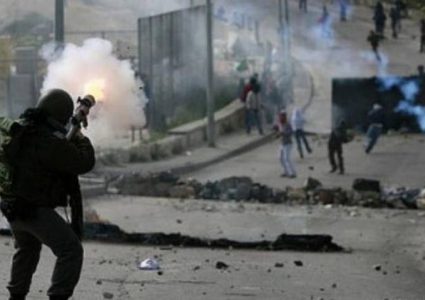 نابلس: عشرات حالات الاختناق خلال اقتحام الاحتلال دوما