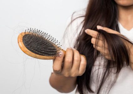 لا الوراثة ولا الشيخوخة.. هذا سبب تساقط الشعر!