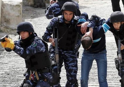 السلطة تعتقل فلسطينيايعمل بمنصب رفيع بالإدارة المدنية الإسرائيلية