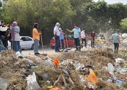 أسرة جامعة النجاح الوطنية تنظم اليوم عملا تطوعيا حول الجامعة بمشاركة  اسرة النجاح من موظفين وطلبة