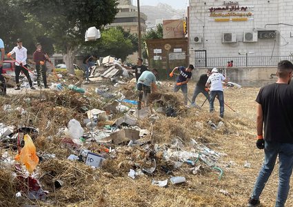 أسرة جامعة النجاح الوطنية تنظم اليوم عملا تطوعيا حول الجامعة بمشاركة  اسرة النجاح من موظفين وطلبة