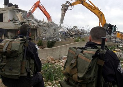 هدم منشآت تجارية قرب حاجز قلنديا لأغراض استيطانية