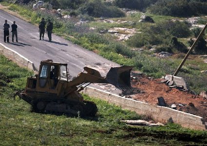 الاحتلال يواصل تجريف أراض في قرية كردلة بالأغوار