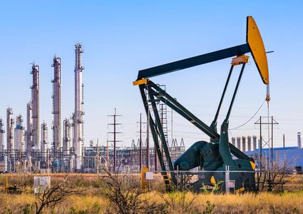 النفط يرتفع وسط دلائل على شح المعروض خلال الأشهر المقبلة