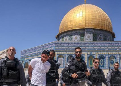 الاحتلال يعتقل ثلاثة مواطنين من باحات المسجد الأقصى