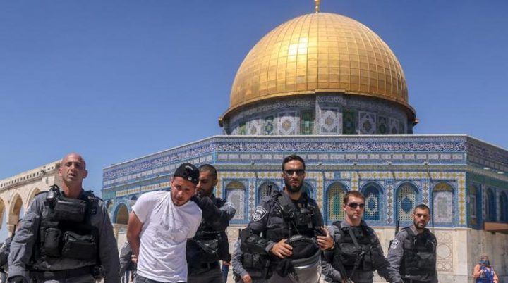 الاحتلال يعتقل ثلاثة مواطنين من باحات المسجد الأقصى