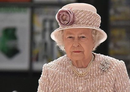 اختبار غريب يجب أن يجتازه موظفو ملكة بريطانيا