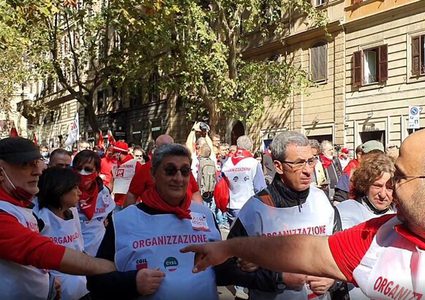 الآلاف يتظاهرون في روما تضامنا مع الكونفدرالية العامة الإيطالية