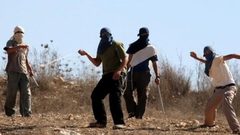 مستوطنون يعتدون على مواطنين شرق يطا جنوب الخليل