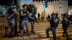 قوات الاحتلال تعتقل شابا قرب باب العمود بالقدس