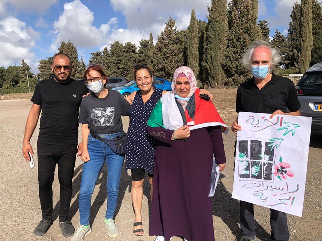 الاحتلال يفرج عن الأسيرة نسرين حسن ويمنعها من دخول غزة