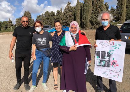 الاحتلال يفرج عن الأسيرة نسرين حسن ويمنعها من دخول غزة