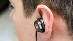 تحذيرات من استخدام سماعات الأذن طويلا.. وهذه أضرارها