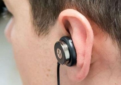 تحذيرات من استخدام سماعات الأذن طويلا.. وهذه أضرارها