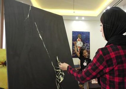 "الزنانة تأكل معي" لعاطف أبو سيف على مسرح باريس