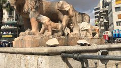 القبض على مواطن بعد تحطيمه تماثيل الأسود على دوار المنارة