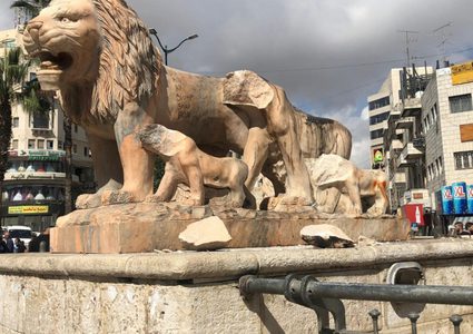 القبض على مواطن بعد تحطيمه تماثيل الأسود على دوار المنارة