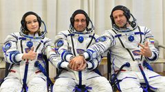 طاقم سينمائي روسي يهبط في كازاخستان بعد تصوير أول فيلم بالفضاء