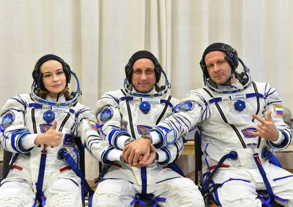 طاقم سينمائي روسي يهبط في كازاخستان بعد تصوير أول فيلم بالفضاء