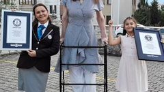 شابة تركية تدخل موسوعة غينيس كأطول امرأة في العالم