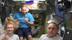 طاقم روسي يعود إلى الأرض بعد تصوير أول فيلم في الفضاء
