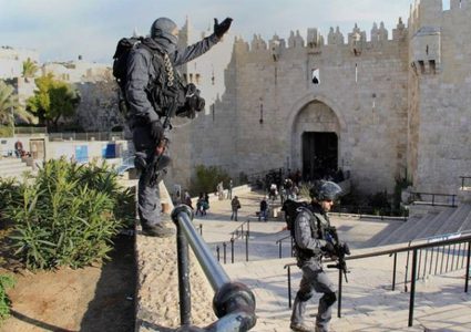 الاحتلال يعتدي على طفل خلال مواجهات في باب العامود بالقدس