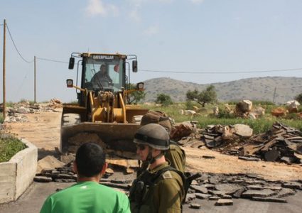 الاحتلال يجرف طريقا معبدا شرق طوباس