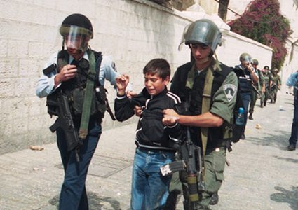 الاحتلال يعتدي على طفل خلال مواجهات في باب العامود بالقدس