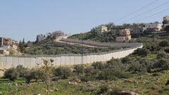 قلقيلية: الاحتلال يمنع المزارعين من الوصول لأراضيهم خلف الجدار