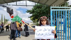 عائلة الأسيرة المحررة نسرين أبو كميل بانتظار  دخولها القطاع