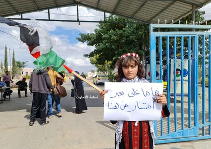 عائلة الأسيرة المحررة نسرين أبو كميل بانتظار  دخولها القطاع