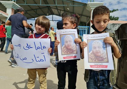 عائلة الأسيرة المحررة نسرين أبو كميل بانتظار  دخولها القطاع