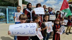 عائلة الأسيرة المحررة نسرين أبو كميل بانتظار سماح الاحتلال بدخولها إلى القطاع -تصوير أسامة الكحلوت