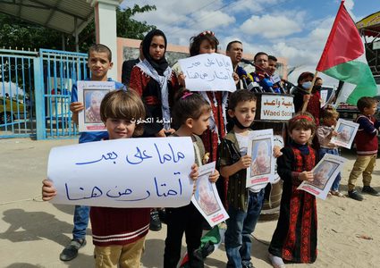 عائلة الأسيرة المحررة نسرين أبو كميل بانتظار  دخولها القطاع