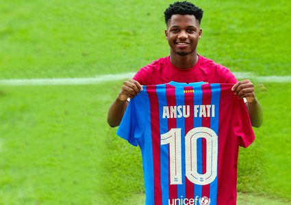 برشلونة يواجه أزمة في تجديد عقد لفاتي