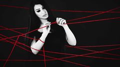 الفنانة إلهام روحانا تحتفل بنجاح ميني ألبومها "خيط مقطوع"