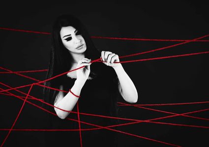 الفنانة إلهام روحانا تحتفل بنجاح ميني ألبومها "خيط مقطوع"