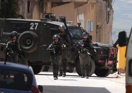 إصابة شابين واعتقال آخر خلال اقتحام مخيم قلنديا