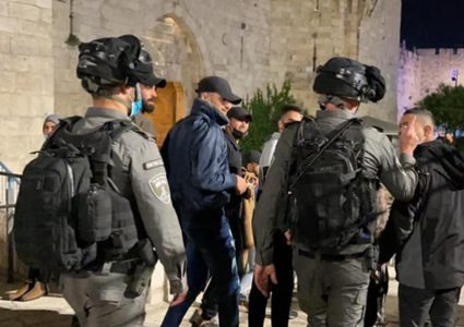 عشرات الإصابات باعتداء الاحتلال على المواطنين في باب العامود