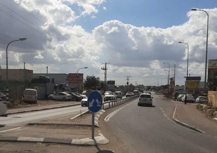 عشرات أوامر الإخلاء لمحال تجارية في الطيبة وقلنسوة