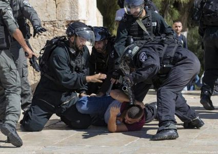 قوات الاحتلال تعتدي على المواطنين قرب باب العامود