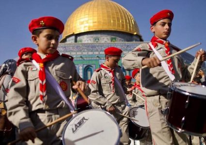 الآلاف يحتفلون بذكرى المولد النبوي بالأقصى