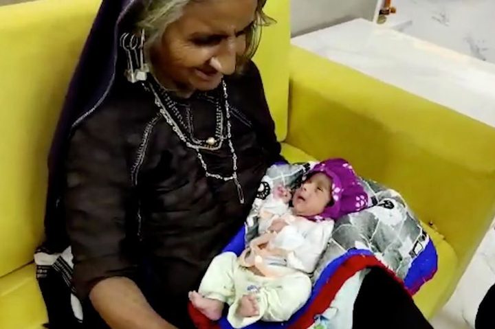 امرأة هندية تنجب أول مولود لها بعمر الـ70 عامًا