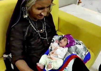 امرأة هندية تنجب أول مولود لها بعمر الـ70 عامًا