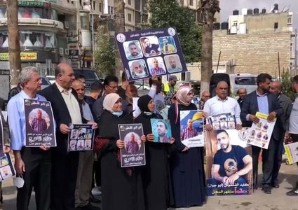 أهالي الأسرى المضربين يطالبون بالإفراج الفوري عن أبنائهم