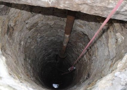 العراق: الدفاع المدني ينقذ طفلا صغيرا سقط في بئر بعمق 50 مترا