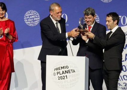 تحت اسم مستعار لامرأة.. ثلاثة كُتاب ذكور يحصدون أكبر جائزة أدبية