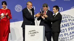 تحت اسم مستعار لامرأة.. ثلاثة كُتاب ذكور يحصدون أكبر جائزة أدبية