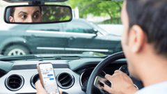 شاشة على بنطالك بدلا من جوال في يدك