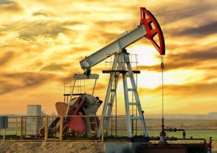 النفط يصعد بعد بيانات مخالفة للتوقعات